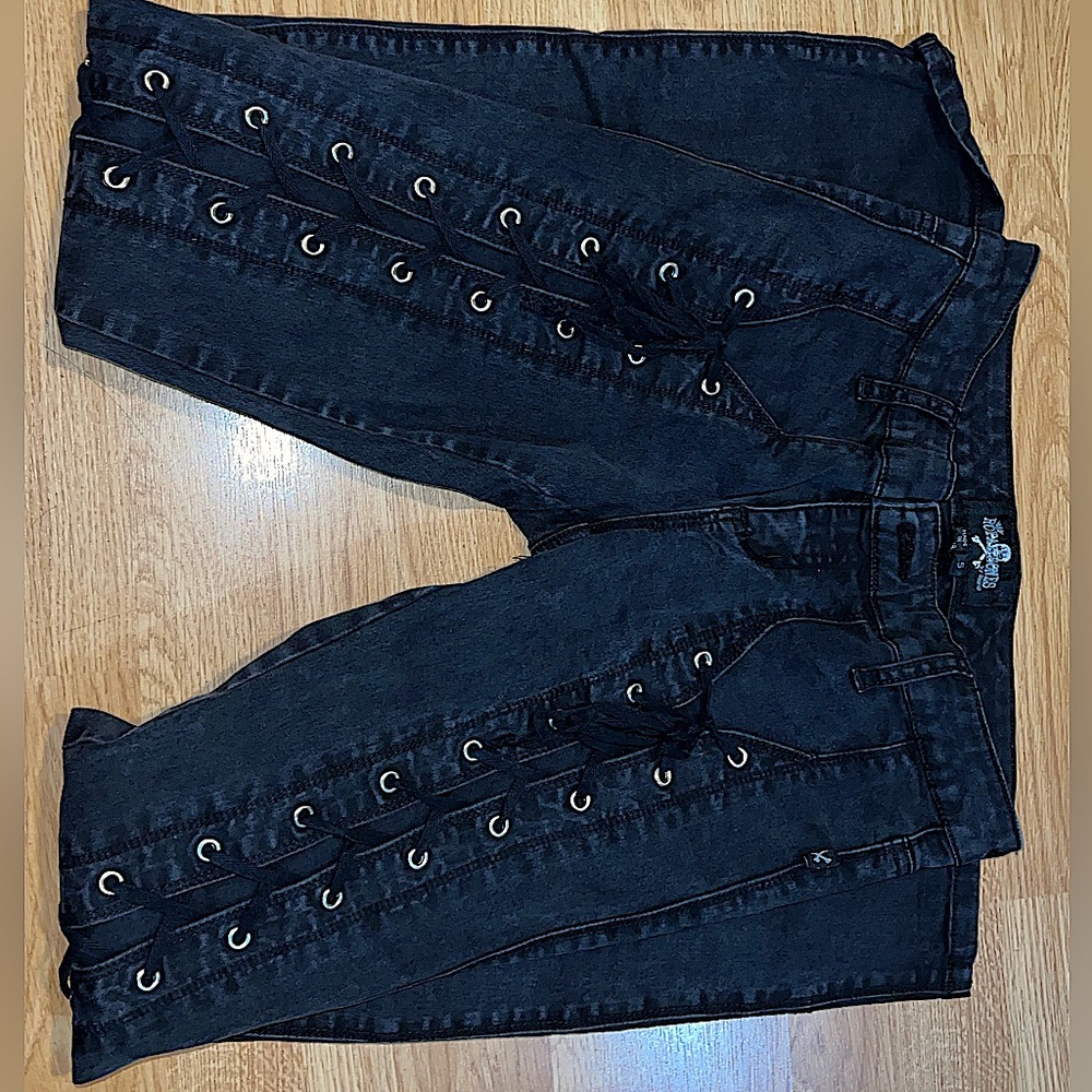 Royalbones from hot topic in a size 5 fit a size waist 25-26